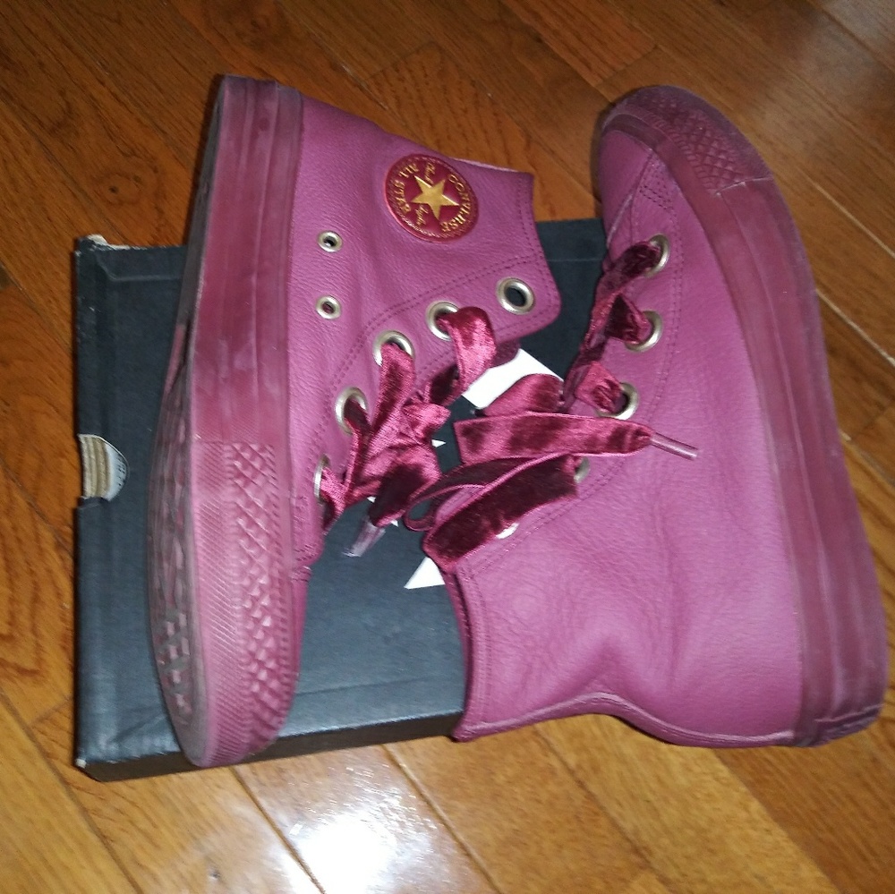 Converse Women Burgundy Women Size 4
